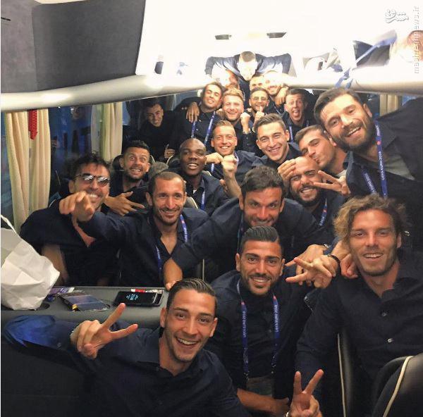 عکس/ شادی ایتالیایی ها در اتوبوس پس از صعود