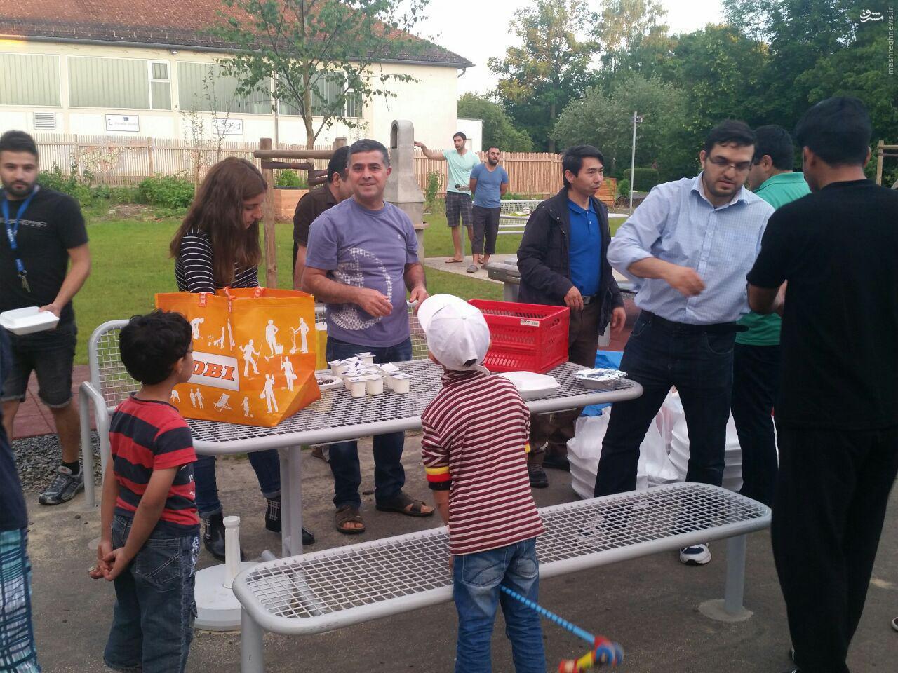 عکس/ توزیع افطاری برای پناهجویان