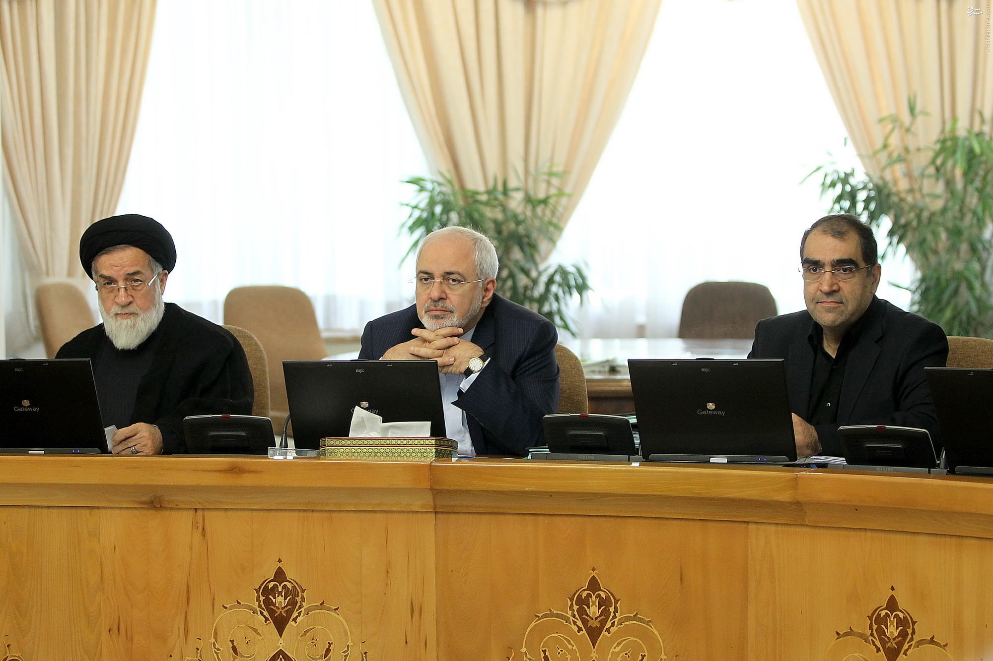 عکس/ ژست ظریف در جلسه امروز هیئت دولت