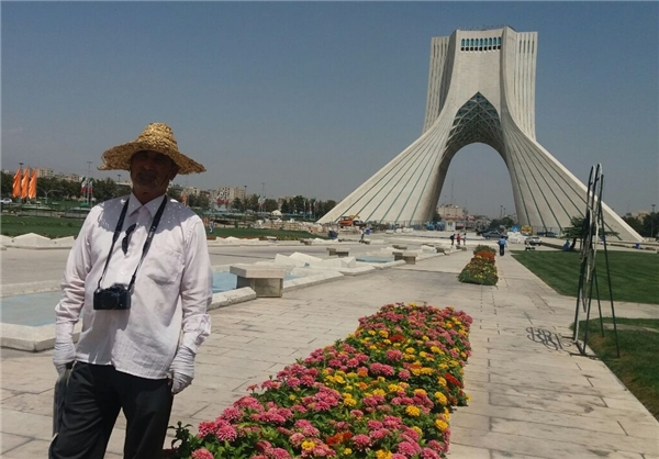 پیرمردی که ۳۷ سال است در میدان آزادی عکس‌ یادگاری می‌گیرد +عکس