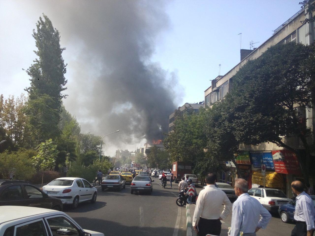 آتش‌سوزی ساختمانی در خیابان مفتح تهران +عکس