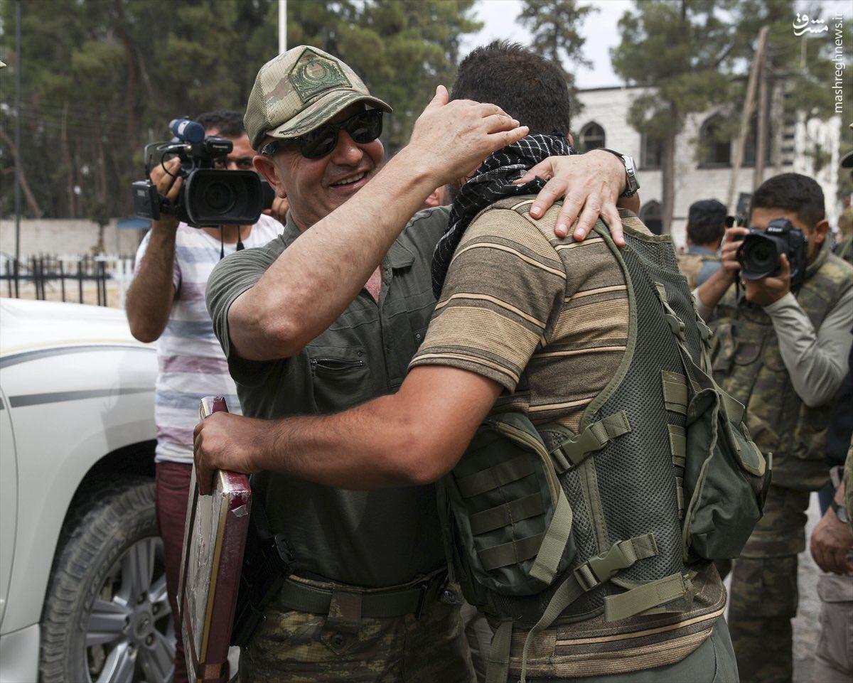 تروریستهای تکفیری در آغوش فرمانده ارتش ترکیه+عکس