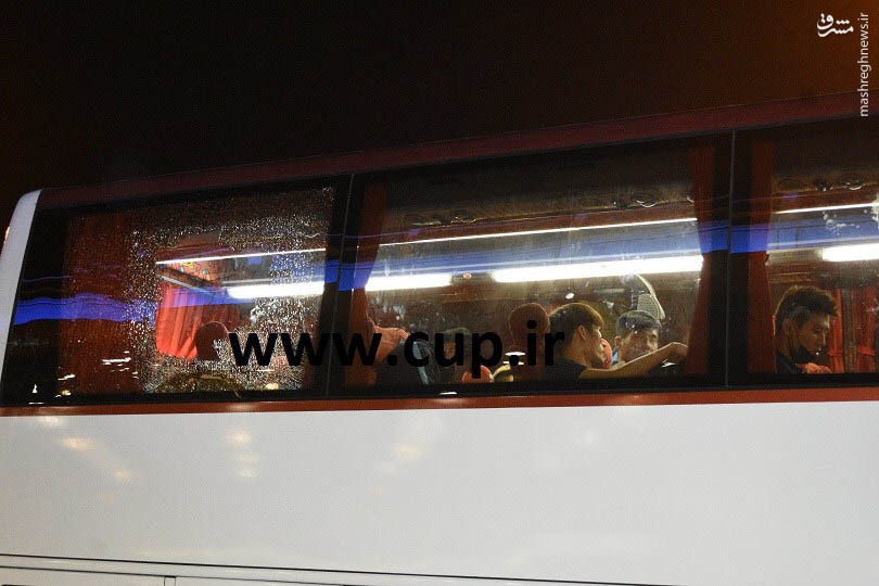 عکس/ انتقال کره‌ای‌ها با اتوبوس شیشه شکسته
