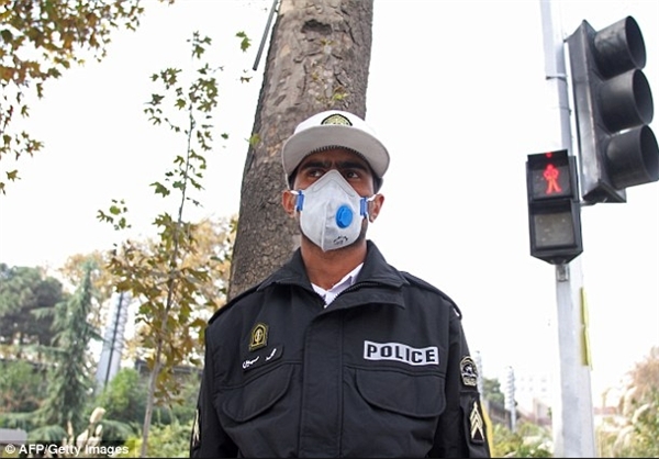 میلیون‌ها شهروند تهرانی ماسک بر صورت زده‌اند/عذرخواهی مقام‌های ایرانی از جهانگردان