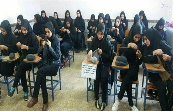 عکس/ بافت کلاه برای «مدافعان حرم» در دبیرستان دخترانه